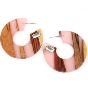 NWT Riah Fashion Wood & Resin Earrings